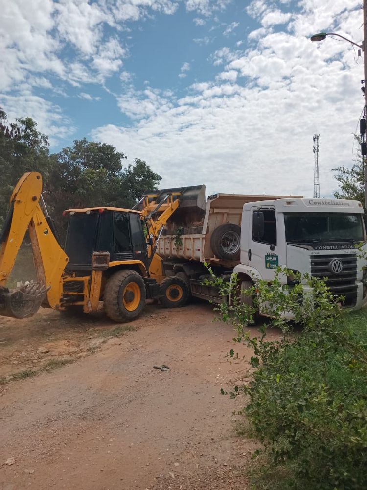 Prefeitura limpa córregos e canais para evitar risco de cheias