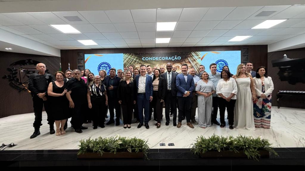 Governo de MT homenageia servidores que completaram 25 anos de carreira