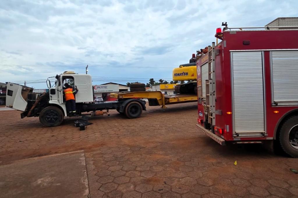 Corpo de Bombeiros controla incêndio em caminhão no pátio de posto de combustível