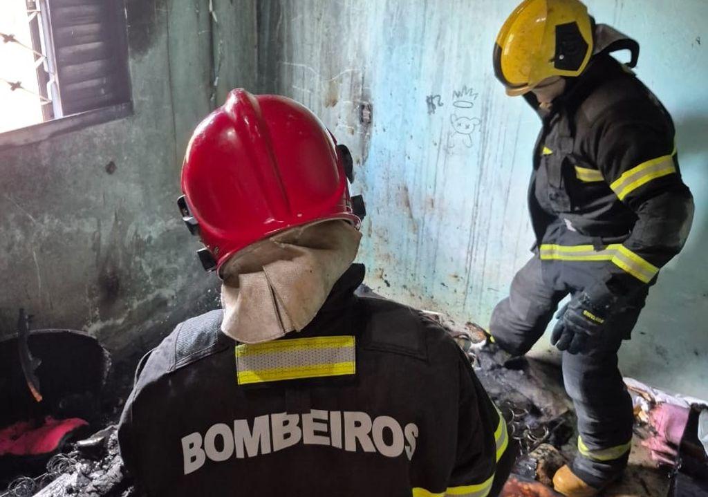 Corpo de Bombeiros faz extinção e rescaldo de incêndio em residência