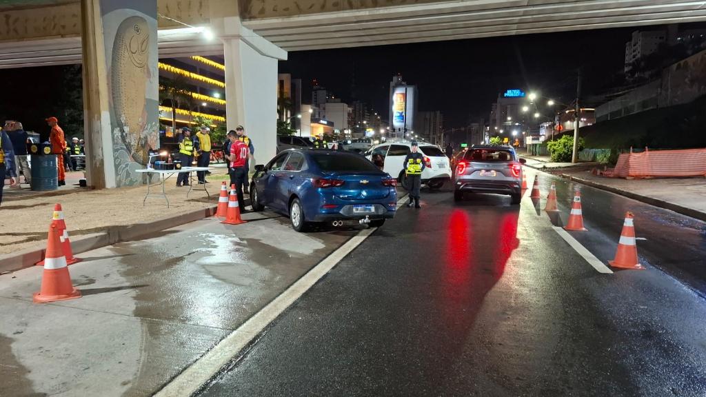 Ação da Lei Seca em Cuiabá aborda 55 veículos e remove 28 da circulação.