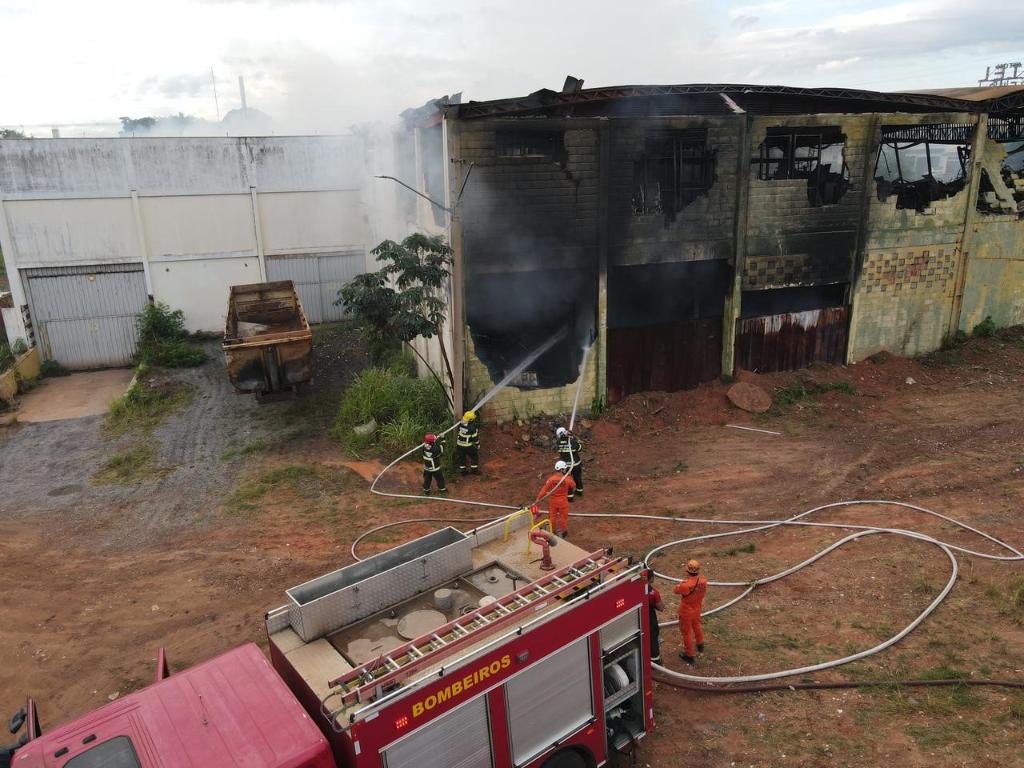 Corpo de Bombeiros combate incêndio em depósito abandonado em Várzea Grande