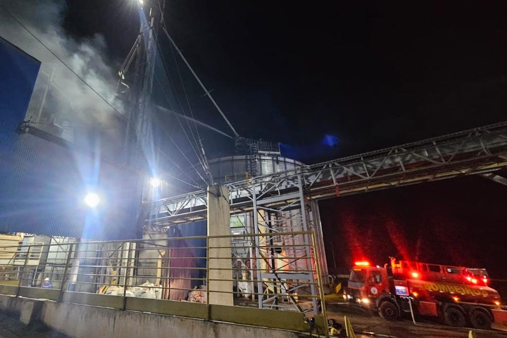 Incêndio em secador de grãos mobiliza bombeiros por mais de 12 horas
