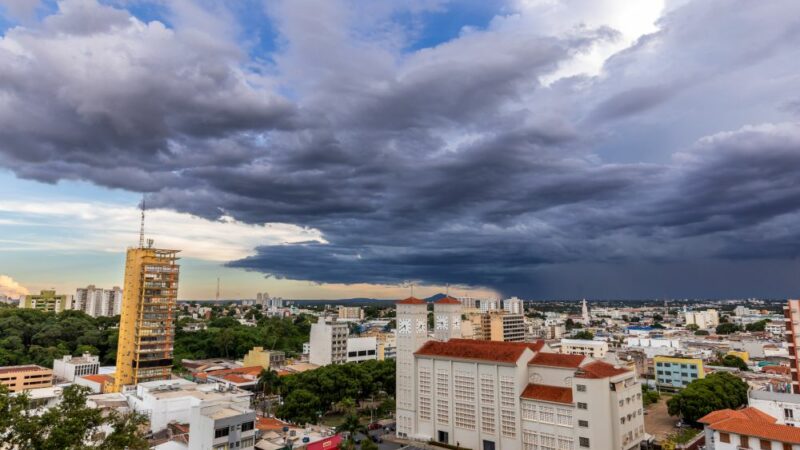 Defesa Civil de Cuiabá monitora áreas de risco e prefeito pede atenção redobrada em temporal