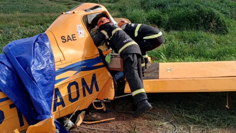 Corpo de Bombeiros realiza desencarceramento de corpo de piloto após queda de aeronave