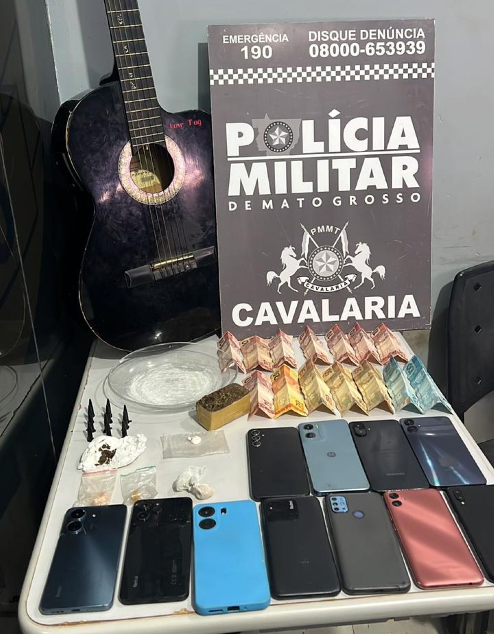 Cavalaria da PM prende dois suspeitos e apreende quatro menores por tráfico de drogas em Nova Mutum