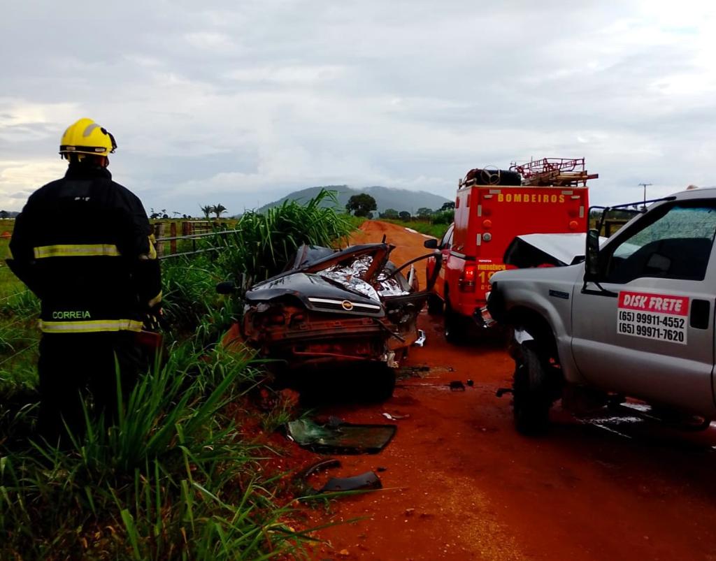 Corpo de Bombeiros socorre vítima e realiza desencarceramento de corpo após grave acidente