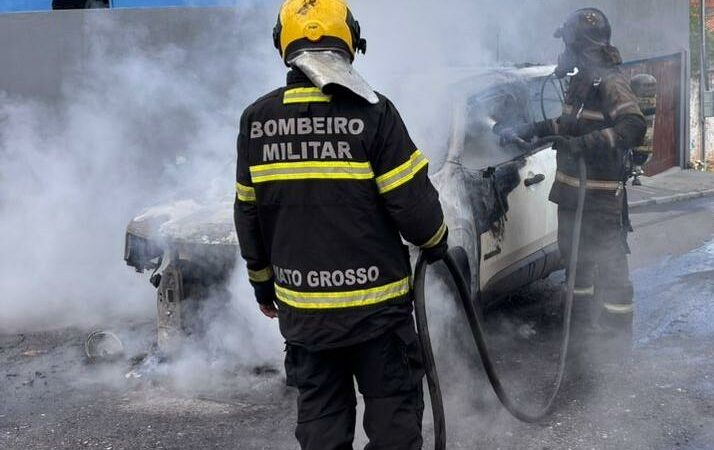 Corpo de Bombeiros combate incêndio em carro de passeio em Cuiabá