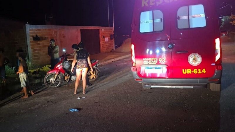 Corpo de Bombeiros socorre mulher após acidente entre duas motocicletas