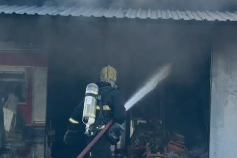EM LUCAS DO RIO VERDE: Corpo de Bombeiros combate incêndio e evita perdas maiores em loja de conserto de eletrodomésticos