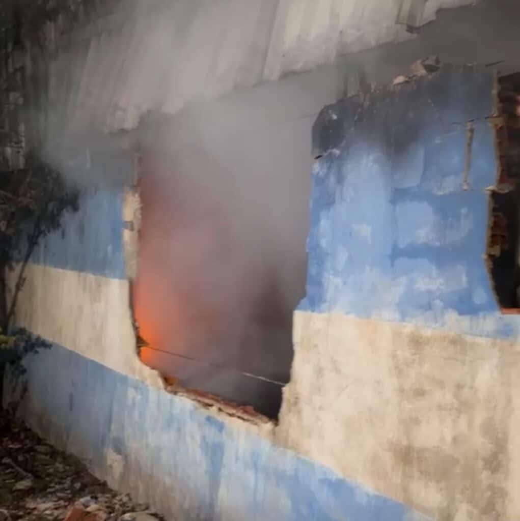 Bombeiros combatem incêndio em fábrica de pães em Cuiabá