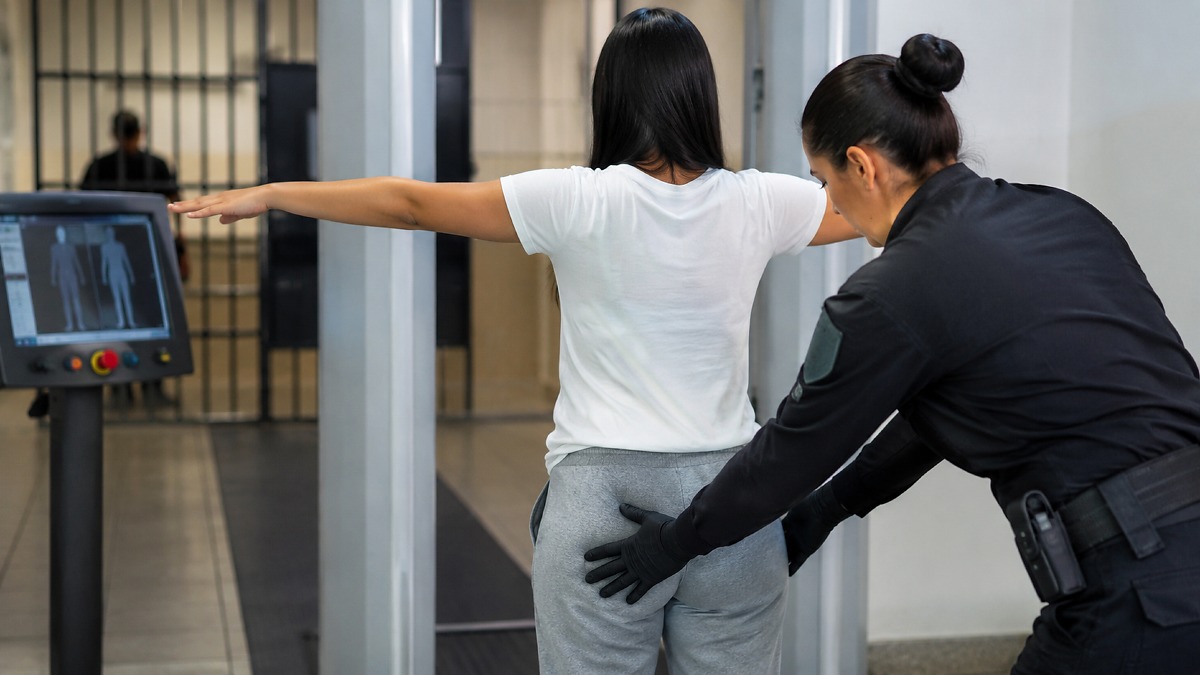 Mulher é detida tentando levar droga para dentro de presídio