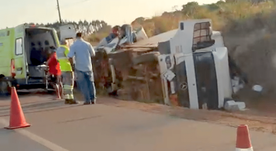 Caminhão tomba na BR-163 em Sorriso; motorista é socorrido