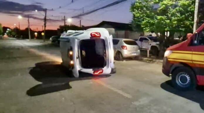 Veículo tomba após colidir com outro estacionado em Sinop