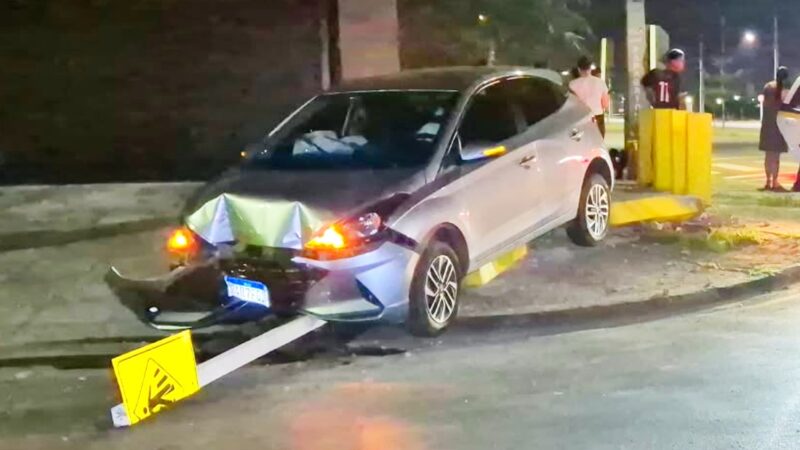 Carro desgovernado bate em pilar, derruba placa e assusta moradores do Jardim das Nações, em Sinop